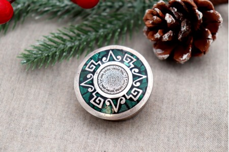 Caixa de comprimidos em prata com relevos